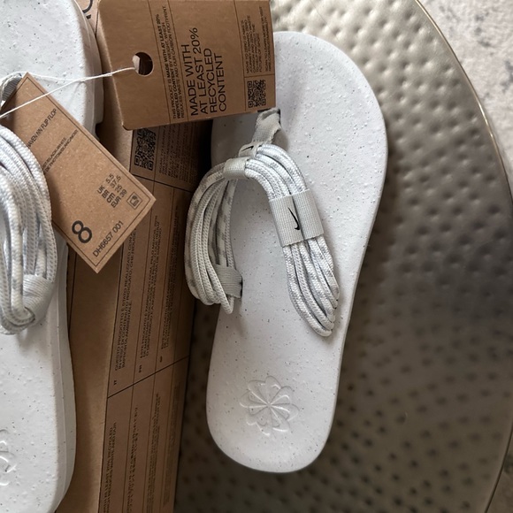 NEW Women NIKE sandals size 8 - Picture 3 of 3